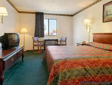 Super 8 By Wyndham Rock Port Mo Hotel Room photo